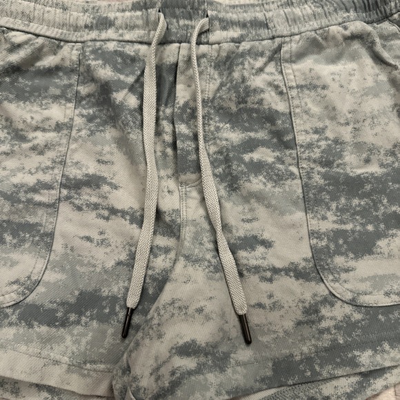 Athleta Farallon Women's Shorts Size XL Color "Fog Camo Coast Gray" NEW - Picture 5 of 10